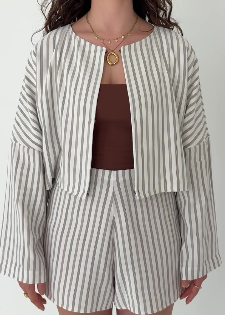 Woman showing a jackt being worn in multiple ways